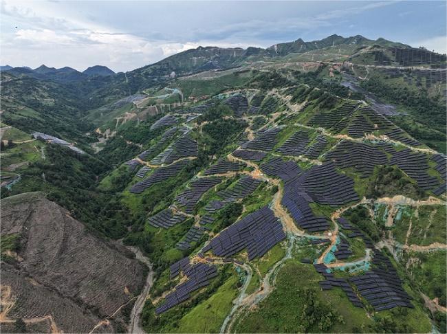 La Cina supera 1 TW nell'energia solare, stabilendo un punto di riferimento globale